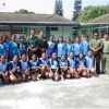 Dandim 0615 Kuningan berfoto bersama dengan peserta turnamen voli.